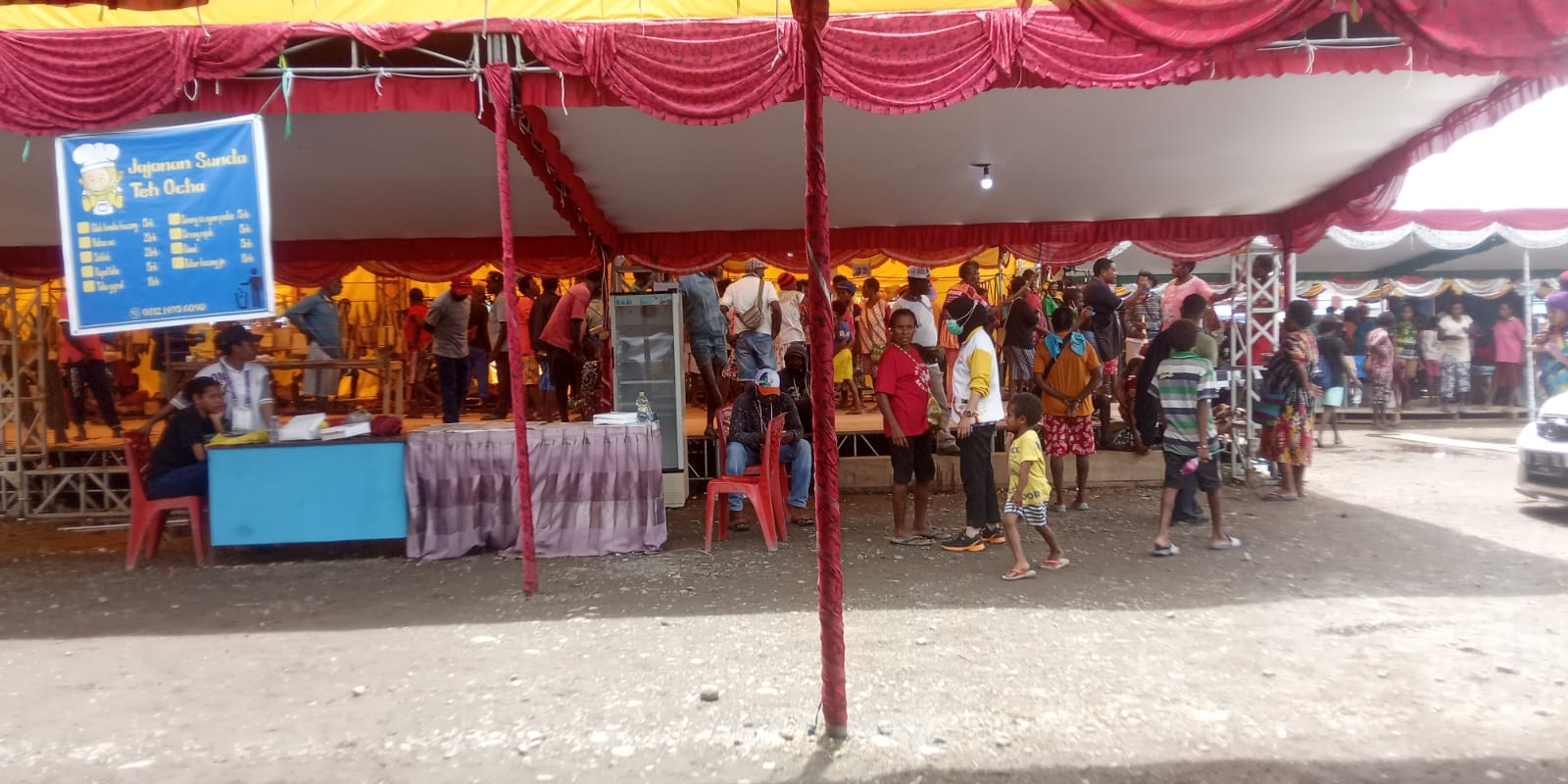 Ket, Foto: Mama-mama Kelompok UMKM Mengamuk di dalam tenda setelah seremoni penutupan di Pasar Lama Jl. Yos Sudarso. Kamis, (14/10)