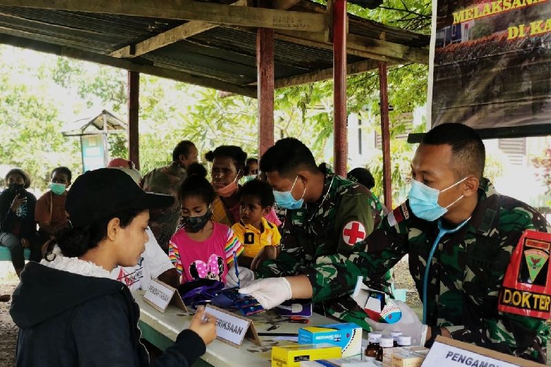 Personel Satgas Pamtas Yonif Mekanis 403/WP memberikan pengobatan kesehatan gratis untuk warga di perbatasan RI-PNG Kampung Workwana Arso Kabupaten Keerom Papua