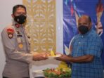 Kapolda Papua Irjen Pol Mathius Fakhiri menyerahkan tumpeng saat syukuran suksesnya pengamanan PON XX kepada Kaops Deraku Cartenz Brigjen Pol Suhendri.
