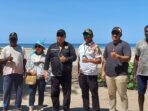 Rombongan anggota DPRD Mimika foto bersama warga di Pantai Kekwa