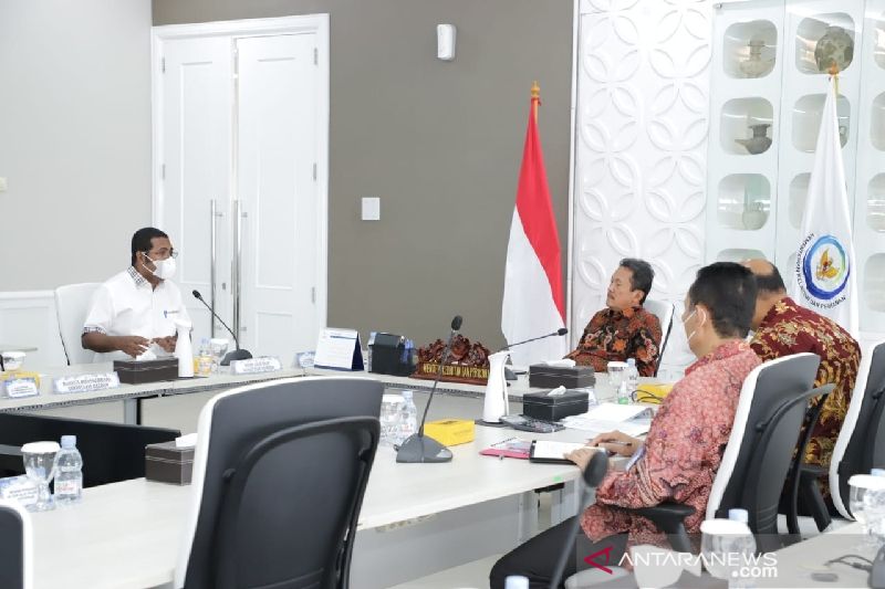 Pertemuan Bupati Biak Numfor Herry Ario Naap S.Si, M.Pd dengan Menteri Kelautan dan Perikanan Sakti Wahyu Trenggono membahas tahapan pembangunan perikanan terintegrasi di Kabupaten Biak Numfor, Papua.