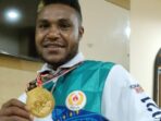 Yakob Beanal dan medali emas PON XX Papua.