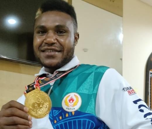 Yakob Beanal dan medali emas PON XX Papua.