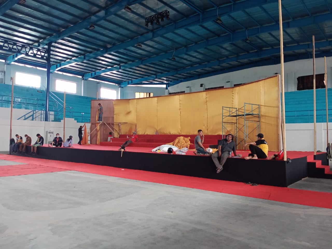 Proses Pengerjaan panggung untuk pelaksanaan Pesparawi  XIII di Mimika Sport Complex (MSC), Senin (25/10/2021). Foto: Fachrudin Aji/ Pesparawi XIII