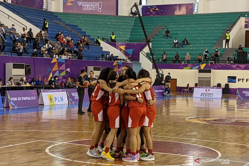 Para pemain tim bola basket putri Bali merayakan kelolosan mereka ke final PON XX Papua setelah mengalahkan Sulawesi Selatan pada babak semifinal dengan skor 52-41 di Mimika Sport Complex, Mimika, Kamis (7/10/2021)