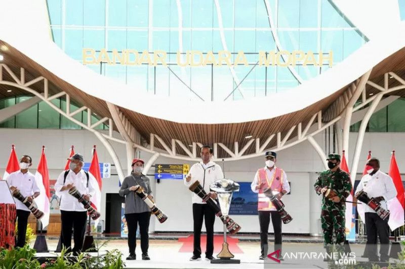 Presiden Joko Widodo (tengah) meresmikan terminal baru Bandara Mopah di Kabupaten Merauke, Provinsi Papua, pada Minggu (3/10/2021)