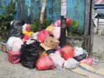 Sampah yang menumpuk dan menebarkan aroma tak sedap di Jalan Pendidikan