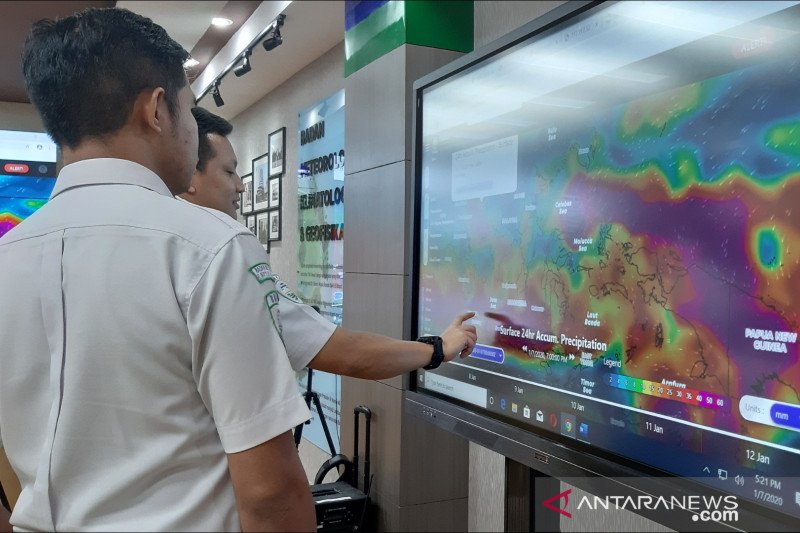 Beberapa pegawai BMKG menunjukkan bagan prakiraan cuaca di Kantor BMKG, Jakarta, Selasa (7/1/2020).