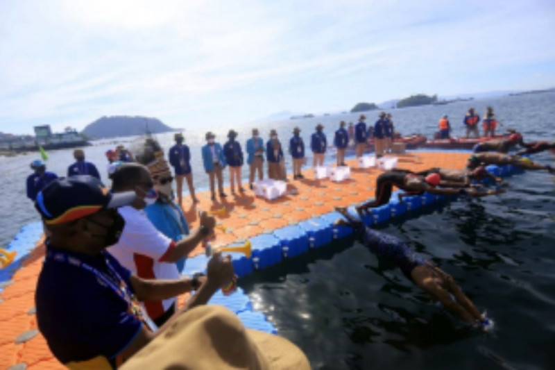 Pembukaan pertandingan cabang renang perairan terbuka di Teluk Yos Sudarso, Jayapura, Senin (4/10/2021).