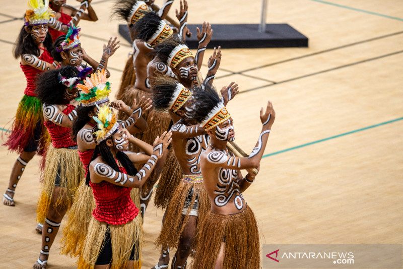 Sejumlah penari membawakan tarian Pangkur Sagu di Istora Papua Bangkit, Kampung Harapan, Kabupaten Jayapura, Papua, Jumat (1/10/2021).