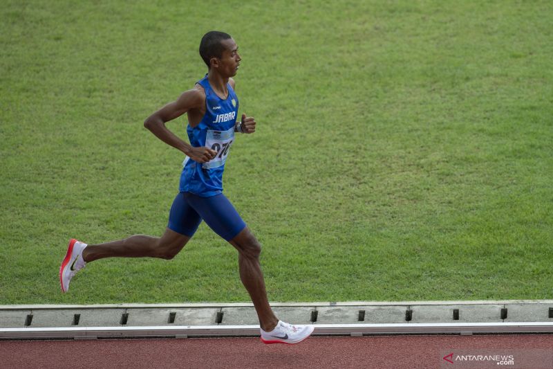 Pelari Jawa Barat Agus Prayogo berlari paling depan dalam babak final nomor lari 5.000 meter putra cabang atletik PON Papua di Stadion Atletik Mimika Sport Center, Kabupaten Mimika, Papua, Selasa (5/10/2021)