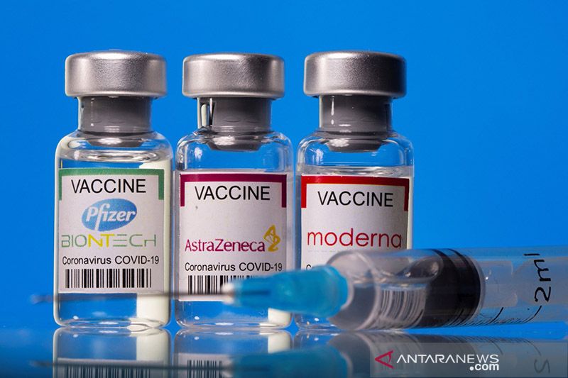 Ilustrasi Botol kecil dengan label vaksin penyakit virus korona (COVID-19) Pfizer-BioNTech, AstraZeneca, dan Moderna