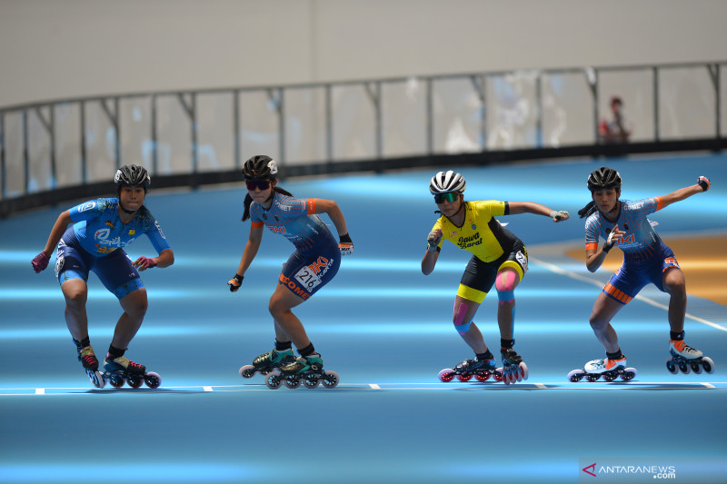 Sejumlah atlet sepatu roda putri melakukan start pada Final nomor Sprint 500 M+D putri PON Papua di Arena Klemen Tinal Roller Sport, Kota Jayapura, Papua, Rabu (29/9/2021)