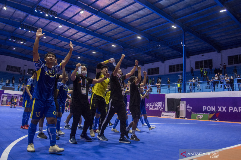 Tim futsal Jawa Barat melakukan selebrasi usai menang melawan tim futsal Nusa Tenggara Barat pada semifinal Futsal PON Papua di Gor SP 2, Kabupaten Mimika, Papua, Jumat (1/10/2021).