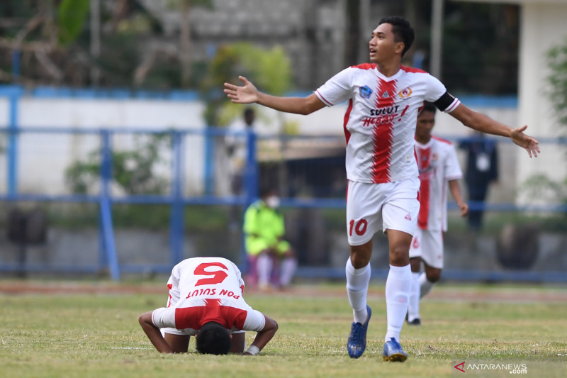 Pesepak bola Sulawesi Utara Brayen Pondaag (kanan) melakukan selebrasi usai mencetak gol ke gawang Aceh pada pertandingan babak penyisihan Sepak Bola Putra PON Papua di Stadion Barnabas Youwe, Sentani, Papua, Selasa (28/9/2021)