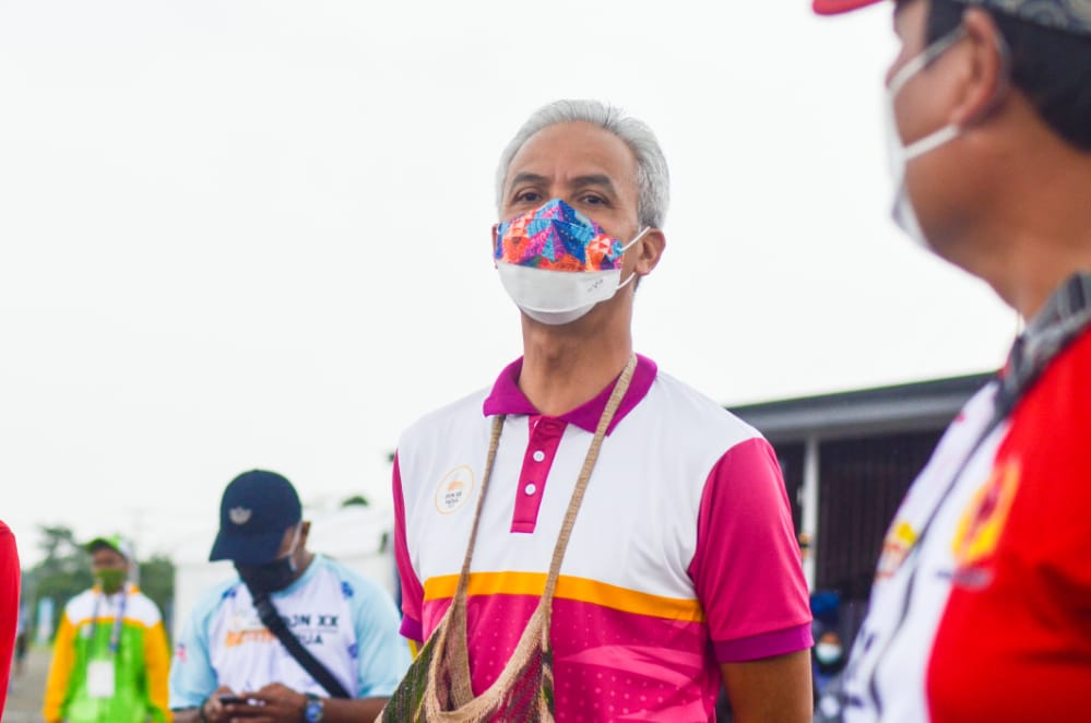 Gubernur Jawa Tengah, Ganjar Pranowo saat memberikan support kepada atlet di Venue Aeromodelling di Timika, Selasa (5/10/2021). FOTO: Beatus Malir