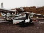 Pesawat rusak parah usai menabrak landasan