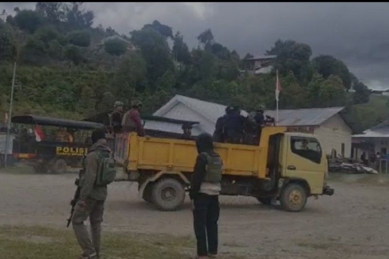 Aparat keamanan TNI-Polri berjaga-jaga di Distrik Sugapa, Kabupaten Intan Jaya, Papua