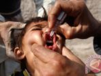 Ilustrasi - Seorang anak menerima vaksin polio saat gerakan antipolio di pinggiran kota Jalalabad, Afghanistan, Senin (11/2/2013).