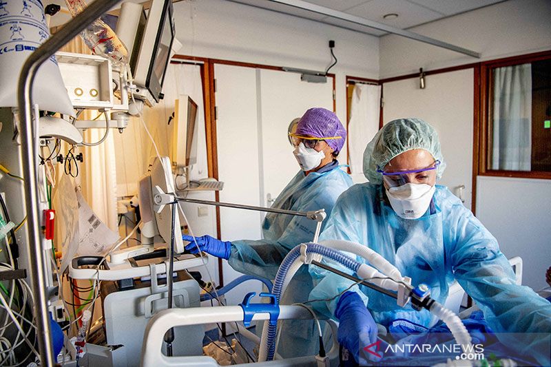 Perawat menangani seorang pasien COVID-19 yang dipasangi ventilator di ruang ICU di RS Van Weel-Bethesda di Dirksland, Belanda, 3 November 2021