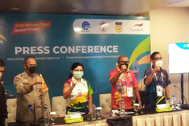 Kadis Kesehatan Kota Jayapura dr Nyoman Sri Antari saat kegiatan bersama Ketua Harian Satgas COVID-19 Willem Manderi dan PB Peparnas Papua untuk pencegahan COVID-19 selama Peparnas Papua, 5-13 November 2021.