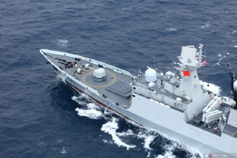 Kapal fregat rudal kendali Yueyang milik Angkatan Laut China berpartisipasi dalam latihan gabungan angkatan laut China-Thailand di lepas pantai selatan kota pelabuhan Shanwei, provinsi Guandong, China.