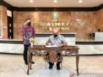 Kepala BKN Bima Haria Wibisana (kanan) didampingi Kepala BPSDM Jatim Aries Agung Paewai di sela kunjungannya ke Gedung BPSDM Jatim di Surabaya, Sabtu (27/11/2021).