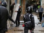 Polisi Israel membawa pembatas ruang dekat lokasi insiden penembakan di Kota Tua Yerusalem, Minggu (21/11/2021).