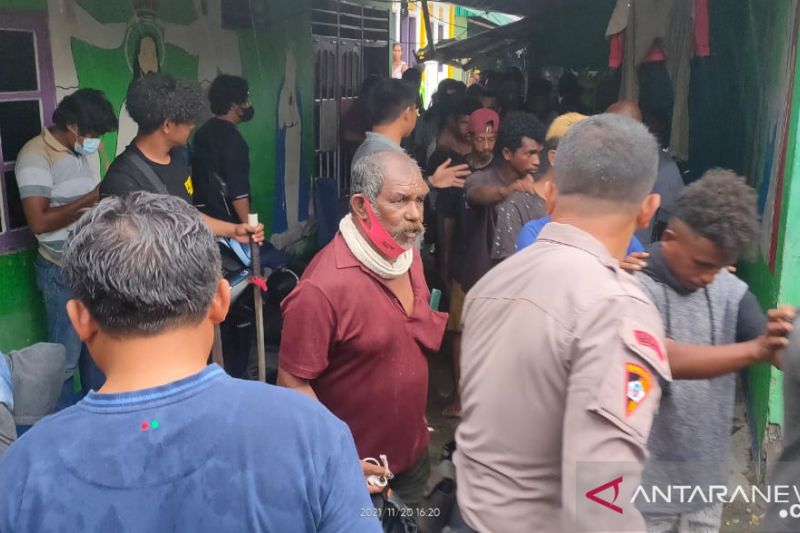 Polisi menangkap sejumlah orang yang melakukan perusakan kios, warung, bengkel dan rumah tinggal di depan Lapangan Jayanti, Jalan Yos Sudarso, Sempan, Timika, Minggu (21/11/2021).