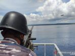 Kapal Perang Republik Indonesia atau KRI Tarakan-905 dari Satuan Kapal Bantu Komando Armada III dan pesawat udara patroli maritim TNI Angkatan Laut U-6212 melaksanakan latihan kesiapan dan kesiagaan personel alustista perairan Laut Aru, Arafuru.