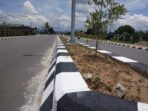 Konstruksi median jalan di Jl.Cenderawasih SP 3 yang sengaja dibangun tinggi.