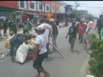 Para relawan sub PB PON Klaster Mimika memalang ruas Jalan Hasanuddin