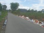 Sampah menumpuk di ruas jalan Timika Indah.