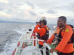 Tim Basarnas Sorong saat melakukan pencarian terhadap perahu mesin yang dilaporkan hilang di perairan Raja Ampat, Minggu