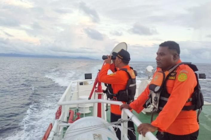 Tim Basarnas Sorong saat melakukan pencarian terhadap perahu mesin yang dilaporkan hilang di perairan Raja Ampat, Minggu