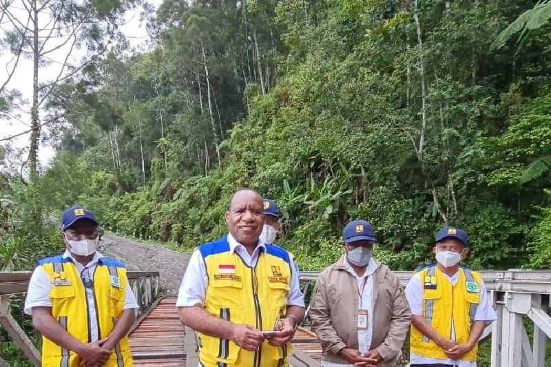 Wakil Menteri PUPR John Wempi Wetipo saat mengunjungi jembatan Sahayu yang diperbaiki setelah dirusak warga.