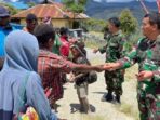 Danrem 173/PVB Brigjen TNI Taufan Gastoro saat memantau pemulangan warga dari pengungsian di Sugapa, Kabupaten Intan Jaya, Papua.