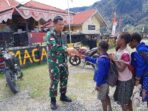 Danrem 173/PVB Brigjen TNI Taufan Gastoro nampak membagikan makanan ringan kepada anak-anak bersama orang tuanya hendak kembali ke kampung setelah sebelumnya berada di pengungsian di Sugapa, Kabupaten Intan Jaya, Papua.