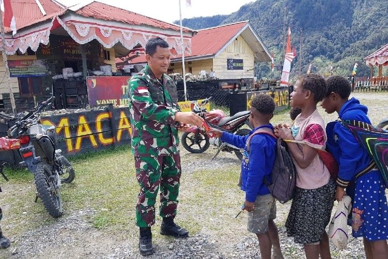 Danrem 173/PVB Brigjen TNI Taufan Gastoro nampak membagikan makanan ringan kepada anak-anak bersama orang tuanya hendak kembali ke kampung setelah sebelumnya berada di pengungsian di Sugapa, Kabupaten Intan Jaya, Papua.
