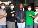 Made Jabbon Suyasa Putra (tengah), kasus koruptor di lingkungan Dinas Pendidikan Kabupaten Keerom yang sempat buron selama sembilan tahun ditangkap di Gianyar, Bali dan telah di evakuasi ke Jayapura untuk menjalani hukumannya di LP Abepura
