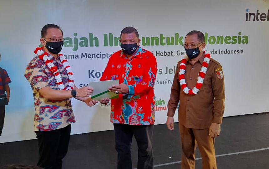 Penyerahan berita acara penandatangan nota kesepakatan kerjasama dari Director Acer Indonesia, Herbet Ang kepada Kepala SMPN Buti, Pascalis Tethool disaksikan Wabup Merauke, H. Riduwan (foto: hendrik)