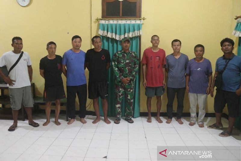 Enam WNA asal China yang ditangkap tanpa dokumen resmi di kampung Sewa Distrik Wapoga Kabupaten Waropen Papua