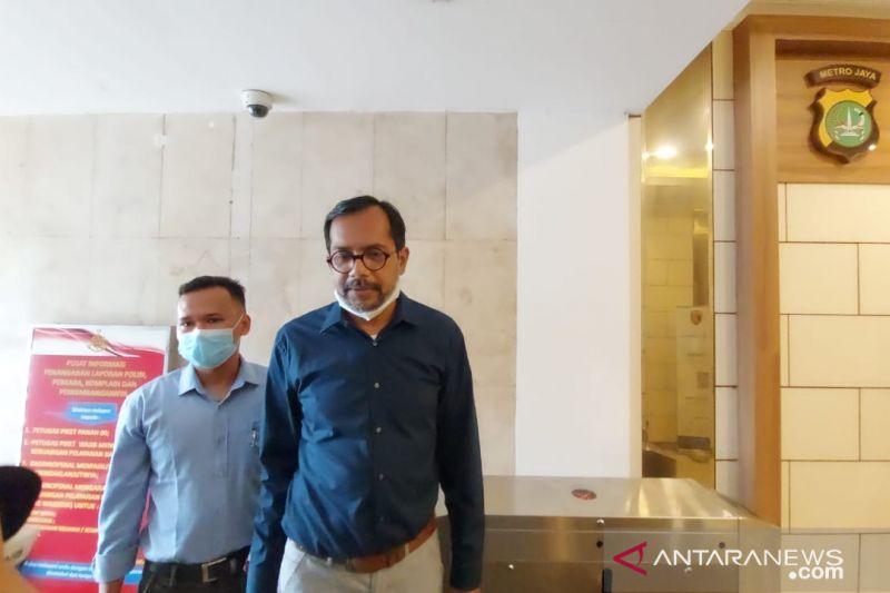 Direktur Lokataru Haris Azhar (kanan) memenuhi panggilan penyidik Polda Metro Jaya untuk dimintai klarifikasi terkait laporan dugaan pencemaran nama baik yang dilayangkan Menko Kemaritiman dan Investasi Luhut Binsar Pandjaitan, Senin (22/11/2021).