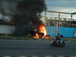 Mesin Sprayer Aspal Terbakar di Bahu Jalan SP 2, Leo: Tiba-tiba Keluar Api dan Meledak