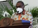 Ketua Komisi Informasi Provinsi Papua Wilhelmus Pigai, menyampaikan laporan dan sambutan saat acara penganugerahan badan publik di Gedung Negara, Jayapura, 18 November 2021. (Foto: Dok/Komisi Informasi Papua)