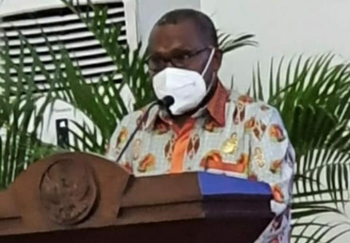 Ketua Komisi Informasi Provinsi Papua Wilhelmus Pigai, menyampaikan laporan dan sambutan saat acara penganugerahan badan publik di Gedung Negara, Jayapura, 18 November 2021. (Foto: Dok/Komisi Informasi Papua)