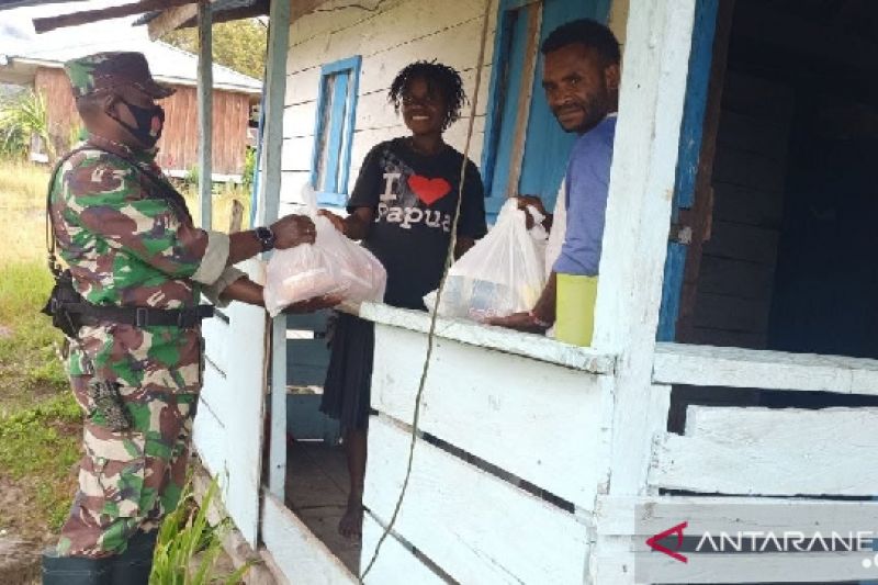 Personel Babinsa Koramil Jila Serda Lamberthus Stevanus membagikan paket sembako langsung ke rumah warga terdampak corona di kampung Deloa I Kabupaten Mimika Papua.