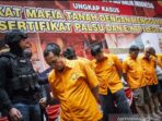 Sejumlah tersangka dihadirkan saat rilis kasus sindikat mafia tanah di Jakarta