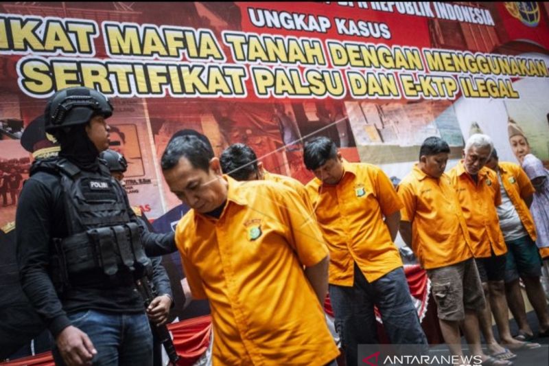 Sejumlah tersangka dihadirkan saat rilis kasus sindikat mafia tanah di Jakarta