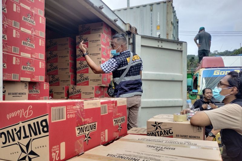 Petugas Bea Cukai Manokwari memeriksa fisik lima kontainer berisi bir tujuan kabupaten Teluk Bintuni dari Surabaya via Manokwari.
